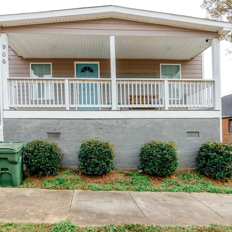 Charming Home: Pet-Friendly Haven with Yard